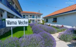 Indicator Vama Veche, grădină cu lavandă si clădirea hotelului The Old Border – Vama Veche